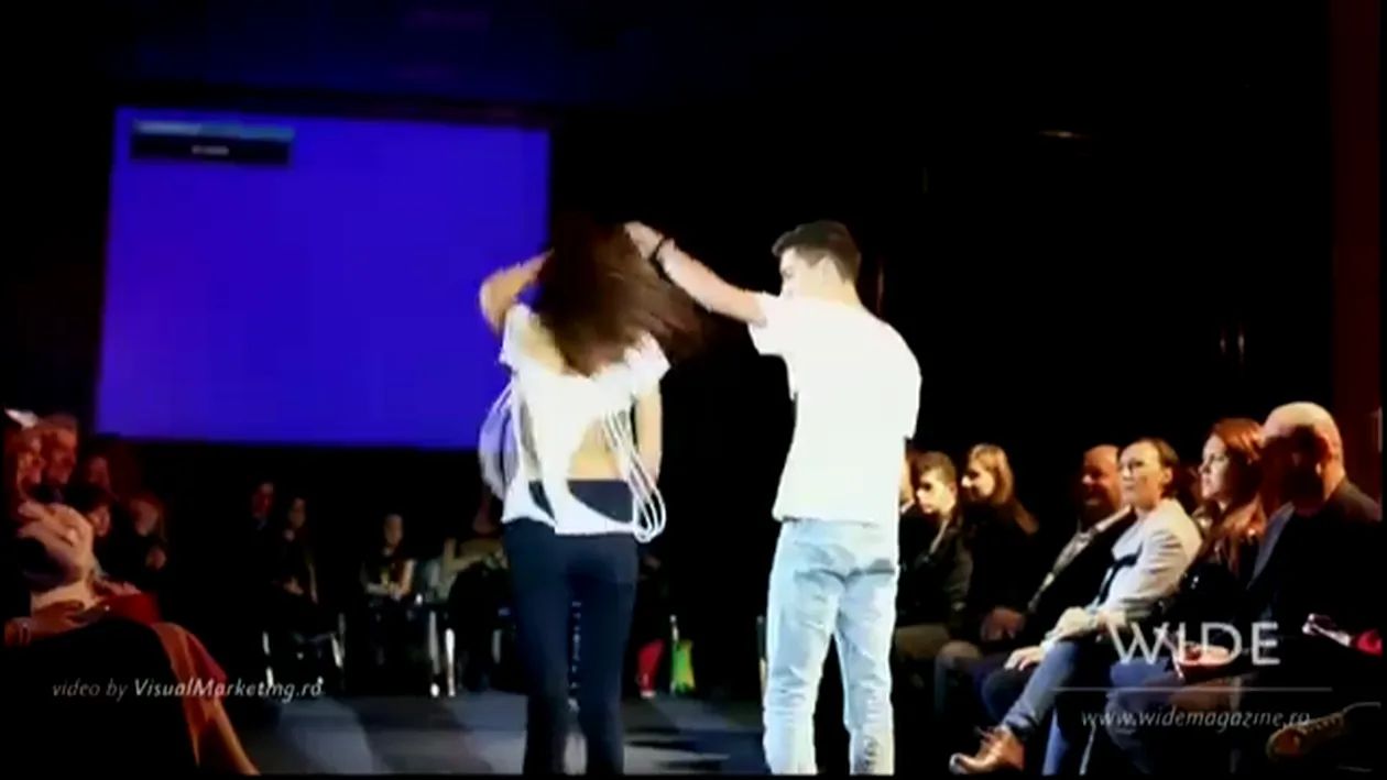 Fata lui Geoana a facut senzatie pe scena, la un eveniment caritabil, cu o tinuta controversata! Ce zici, a purtat sau nu sutien?