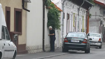 In plin divort, paparazzii l-au fotografiat in fata blocului fostei sotii! ! Bliturile s-au declansat cand s-a imbratisat cu...