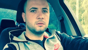 Fiul unui afacerist din Târgu Jiu s-a aruncat în cap într-o piscină goală. Tânărul este în comă