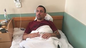 Tânăr din Craiova, băgat în spital de doi poliţişti, după ce i-a înjurat. "M-au lovit cu un scaun metalic peste tot. Pe spate, în cap..."