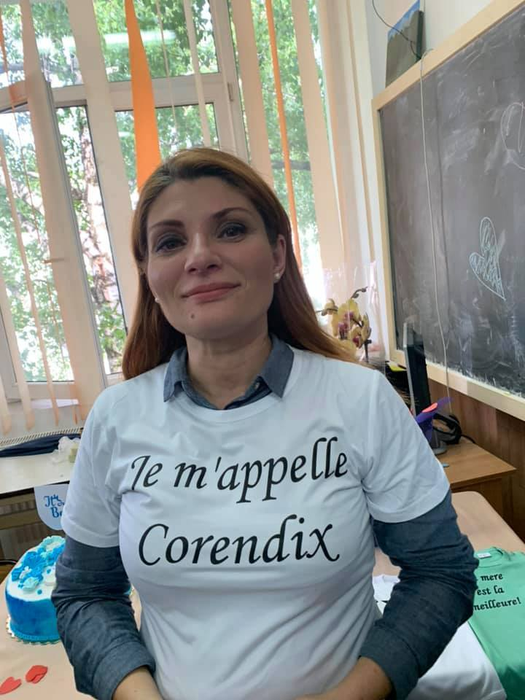 Profesoara de franceză de la liceul din Drăgășani a fost mai mult decât emoționată de gestul elevilor ei