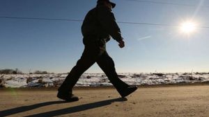 Metoda uluitoare a unui bărbat de a se calma după o ceartă cu soția. A mers pe jos 450 de kilometri