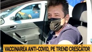 S-a deschis centrul de  vaccinare "Drive thru" de la Deva. Cum se simte prima persoană imunizată