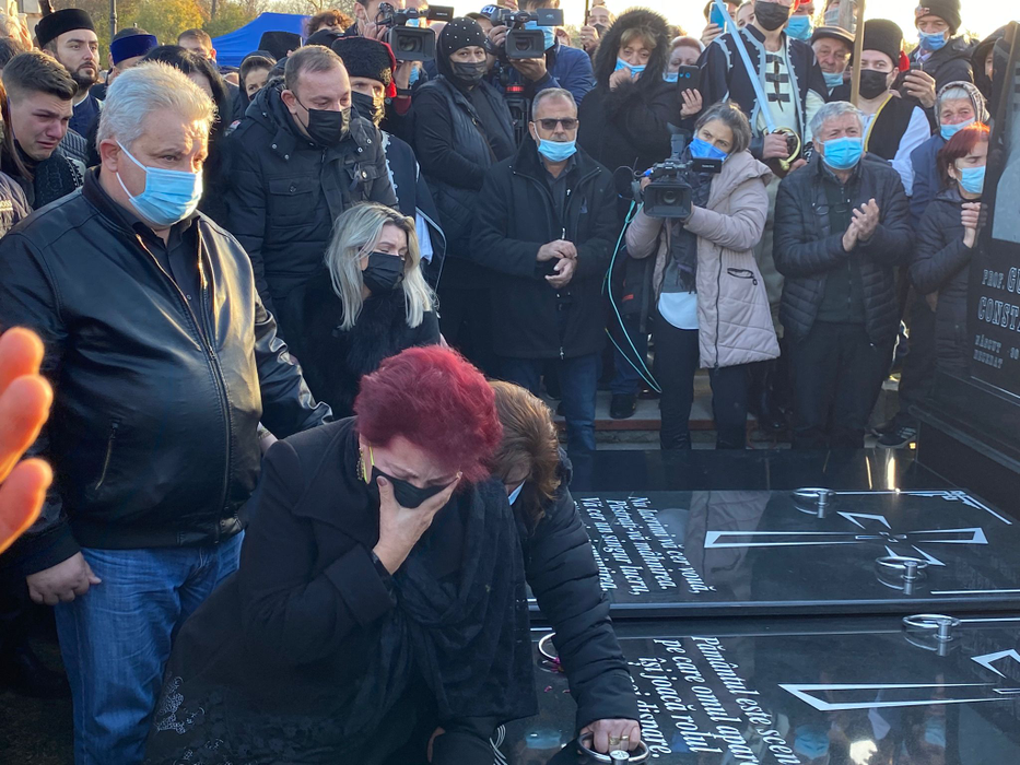 Sora lui Petrică Mâţu Stoian a cedat la înmormântare. Ce a făcut când sicriul a fost coborât în groapă