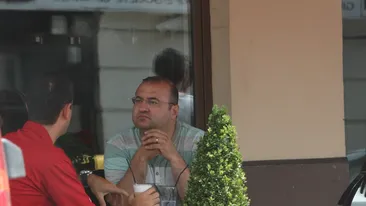 Saftoiu bea apa cu paiu! Cum a fost filmat fostul sef al SIE, in mijlocul zilei, in Bucuresti!