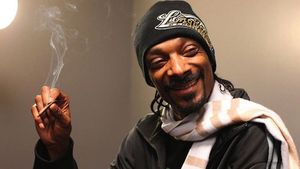 Rapperul Snoop Dogg, surpriză de proporţii pentru fanii români. Selfie-ul cu care s-a „teleportat“ într-o comună. „La tine a venit?“
