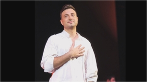 Valentin Sanfira, în compania altei femei! Pe cine ține de mijloc cântărețul