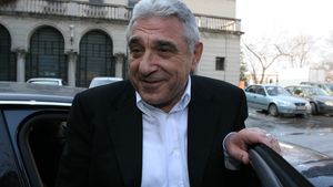 Dupa o noapte nebuna cu Tania Budi, Giovani Becali a spuberat masina unor ziaristi si i-a amenintat cu pistolul