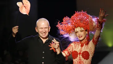 Gaultier uimeste Parisul! Transsexuali in rochie de mireasa!