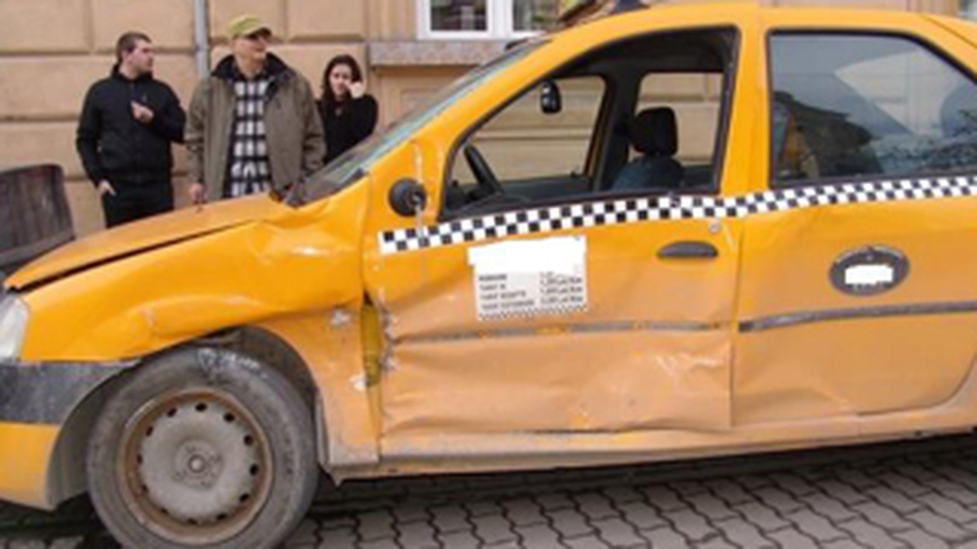 Blestemul taxiurilor din Bucuresti strivite de masini puternice. Vezi cu ce alte cazuri seamana accidentul produs de pustiul de bani gata cu BMW, pe Calea Floreasca