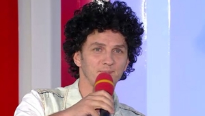 Trăistariu a rămas stirb. Solistul si-a inghitit un dinte azi dimineata: "Tampit mai sunt... si neatent"