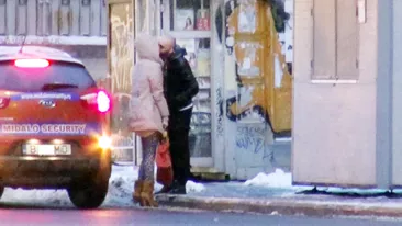 Cabron s-a aprins dupa o blonda! Vezi cum isi saruta amanta in plina strada, in timp ce sotia si copilul il asteapta acasa!