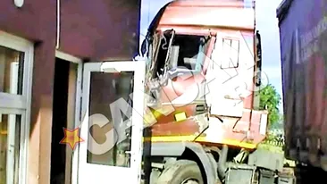 Mastodontul pe patru roti a intrat prin perete direct intr-un magazin din Mehedinti! S-au trezit cu TIR-ul in cladire