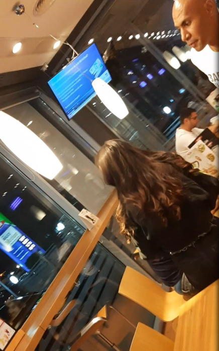 Puștoaica și-a făcut curaj și a venit la masa lui Nana Falemi