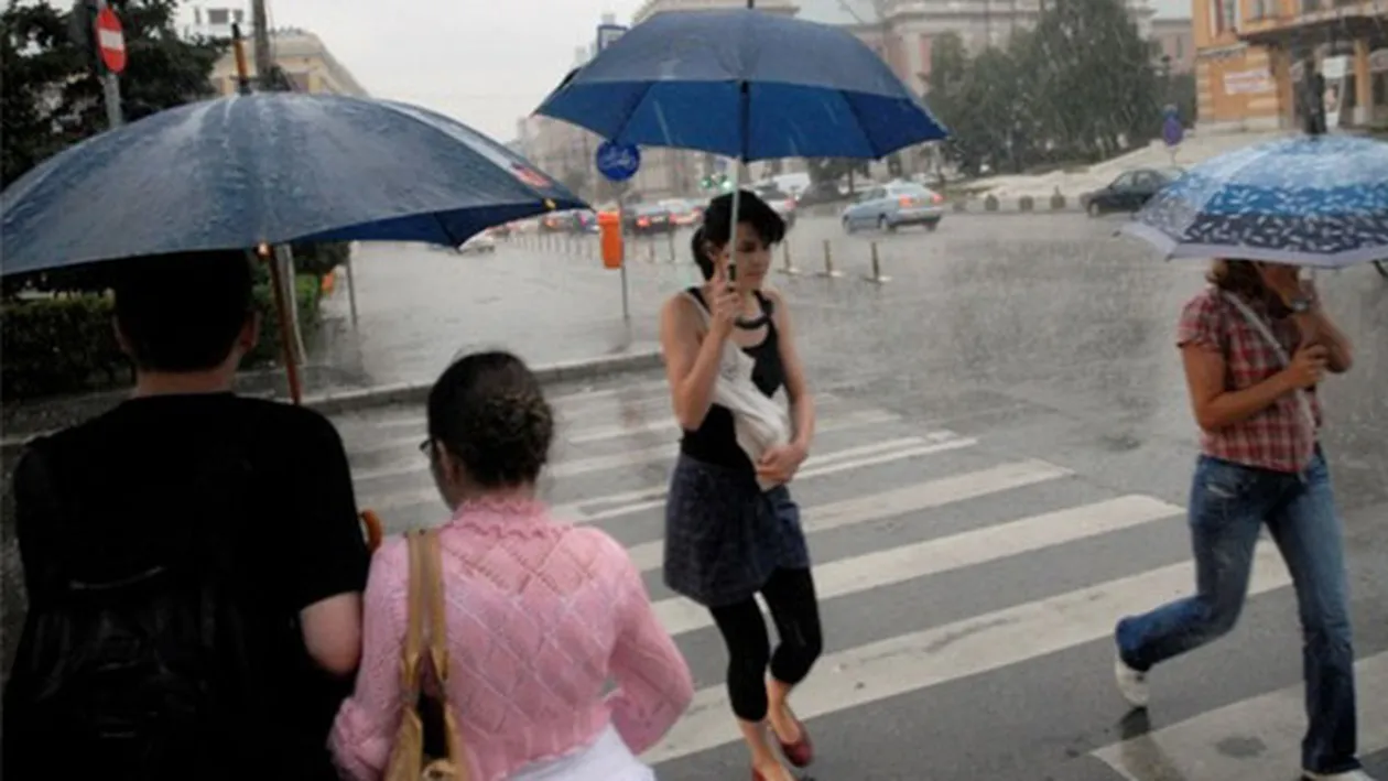 Comandament pentru SITUAŢII DE URGENŢĂ la Guvern: Codul galben de inundaţii va fi ridicat, dar ploile continuă. O NOUĂ AVERTIZARE