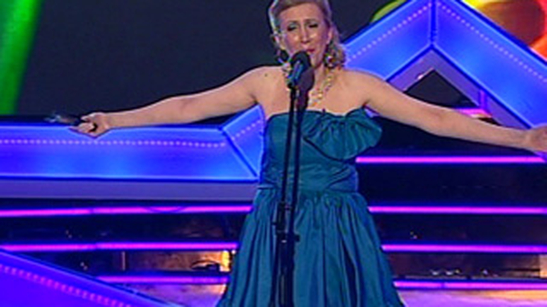 VIDEO A facut-o pe Andra sa strige: "Ma bucur si va iubesc"! Doctorita cu voce de aur si-a schimbat look-ul! Vezi aici cum arata acum!