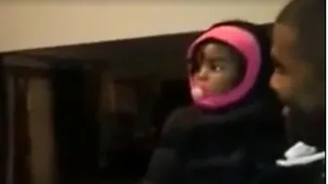 Reactia absolut adorabila a unei fetite cand il intalneste pe fratele geaman al tatalui sau! Ce gest face fetita