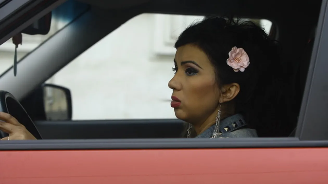 S-a lasat si s-a apucat de fumat, cam tot de atatea ori de cate a divortat! Adriana Bahmuteanu pufaie pe ascuns!