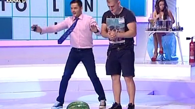 "Moartea din Carpati" se razbuna pe un pepene! Catalin Morosanu l-a spart dintr-o singura lovitura!