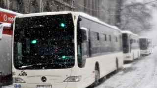 Autobuzele de pe liniile 106, 302 si 185 circula pe trasee scurtate din cauza zapezii