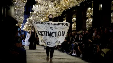 Prezentarea de modă a colecției Louis Vuitton, întreruptă de două activiste de mediu. Femeile au urcat pe podium, printre manechine