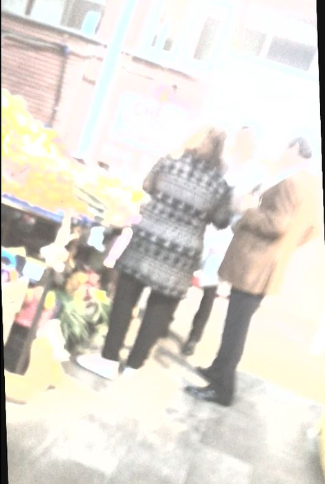 Femeia îl aprovizionează cu verdețuri și legume