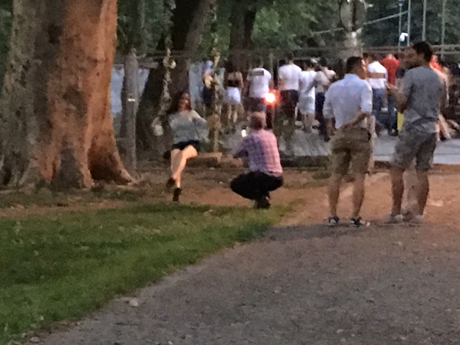 Emil Boc, cu fiica de mână, la UNTOLD. Primarul Clujului s-a pus pe vine ca să-i facă fotografii Patriciei. VIDEO