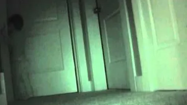 Banuiau ca se petrece ceva ciudat in camera fiului lor de 2 ani. Ce au vazut dupa ce au montat o camera de supraveghere