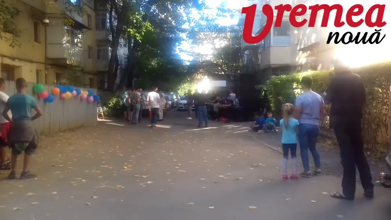 Petrecere de botez pe o stradă din Bârlad. O familie de rromi a adus maneliști și a întins mesele între blocuri (video)