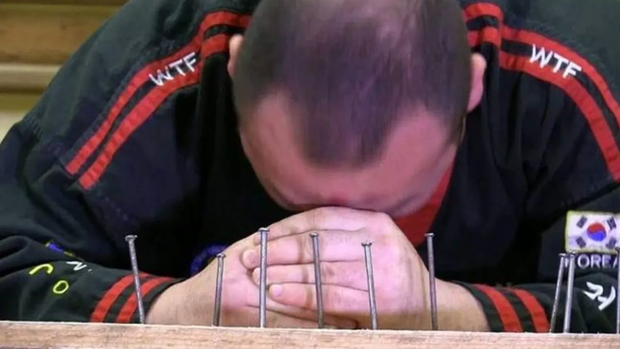 Românul care a bătut 21 de cuie cu capul și 27, cu mâna! Acum, vrea să doboare recordul mondial! VIDEO