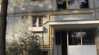Cadavrul unei femei de 57 de ani din Targoviste a fost gasit in scara blocului unde locuia, intr-o balta de sange