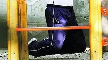 Stolo, antrenament dur in ziua alegerilor. Inainte de a merge la vot, fostul premier a facut flotari si tractiuni in parc