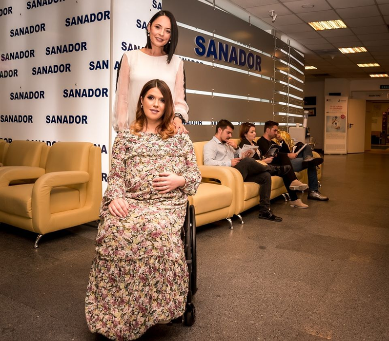 Andreea Marin o ajută pe Magda Coman, celebrul model imobilizat într-un scaun cu rotile, să nască! Poza emoționantă pe care a făcut-o înainte să cunoască bebelușul
