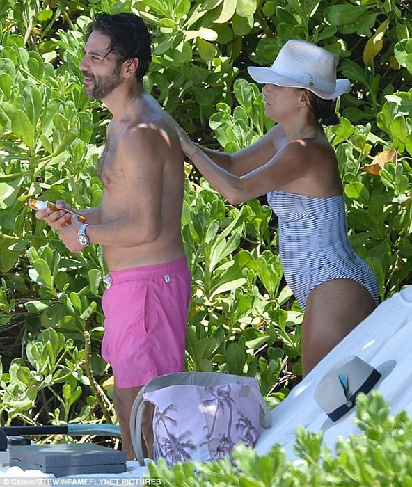 Celebra actriţă EVA LONGORIA e însărcinată? A fost fotografiată cu „burtica de gravidă“ la vedere pe-o plajă