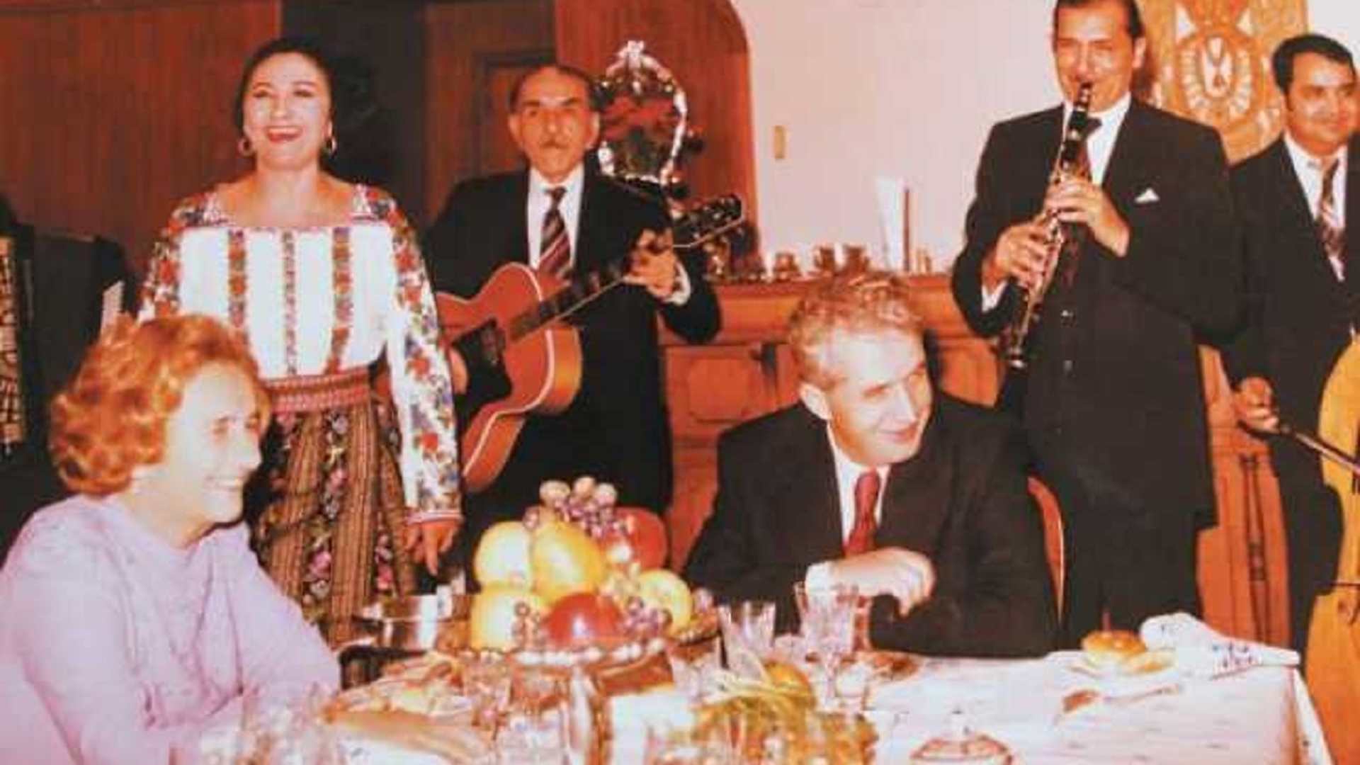 Cele mai tari bancuri de pe vremea lui Ceaușescu. Erau supranumite „glume de 2/3”. Cine le spunea lua doi ani de pușcărie și cine le propaga era trimis 3 ani în spatele gratiilor