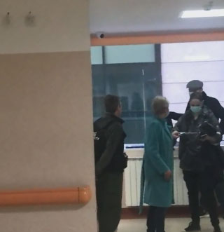 Andreea Marin discută cu asistenta în timp ce îi predă fișa de examinare