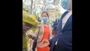 Reacția lui Nicușor Dan când soției sale i s-a oferit un buchet cu flori + Ce i-a spus bărbatul VIDEO