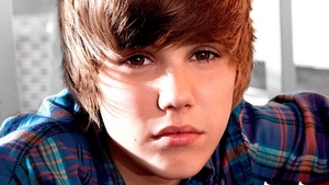 VIDEO Mort de beat, Justin Bieber a făcut pipi intr-o găleată cu mop! Imaginile care au făcut inconjurul lumii