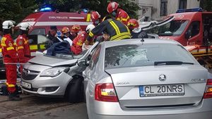 Persoană rănită într-un accident produs în centrul Capitalei. A fost nevoie de intervenția descarcerării. VIDEO