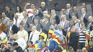 Cand toti ochii erau spre gazon, vedetele isi faceau de cap in tribune la Romania Turcia!Cum s-au facut de ras Vancea si Anda Adam