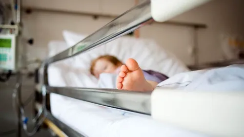 Îngrozitor! Un bebeluș este în stare gravă la spital în Galați, după ce tatăl lui l-a mușcat și l-a bătut