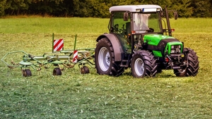 Salariul de tractorist, mai mare decât cel de medic rezident