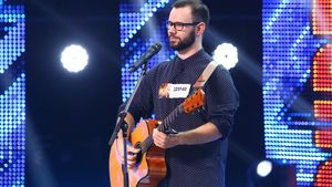Un supravieţuitor al tragediei de la Colectiv, pe scena "X Factor"! RADU MITREA a emoţionat o ţară întreagă:"Mi-au au ars ambele mâini"