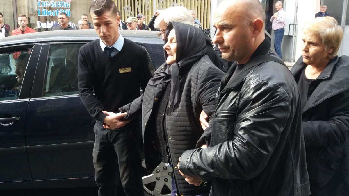 Mamei lui Ilie Balaci i s-a făcut rău la căpătâiul fiului ei! A fost chemată o ambulanță