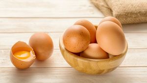 Experimentul făcut de un student la Harvard! Ce a pățit după ce a mâncat 720 de ouă într-o singură lună