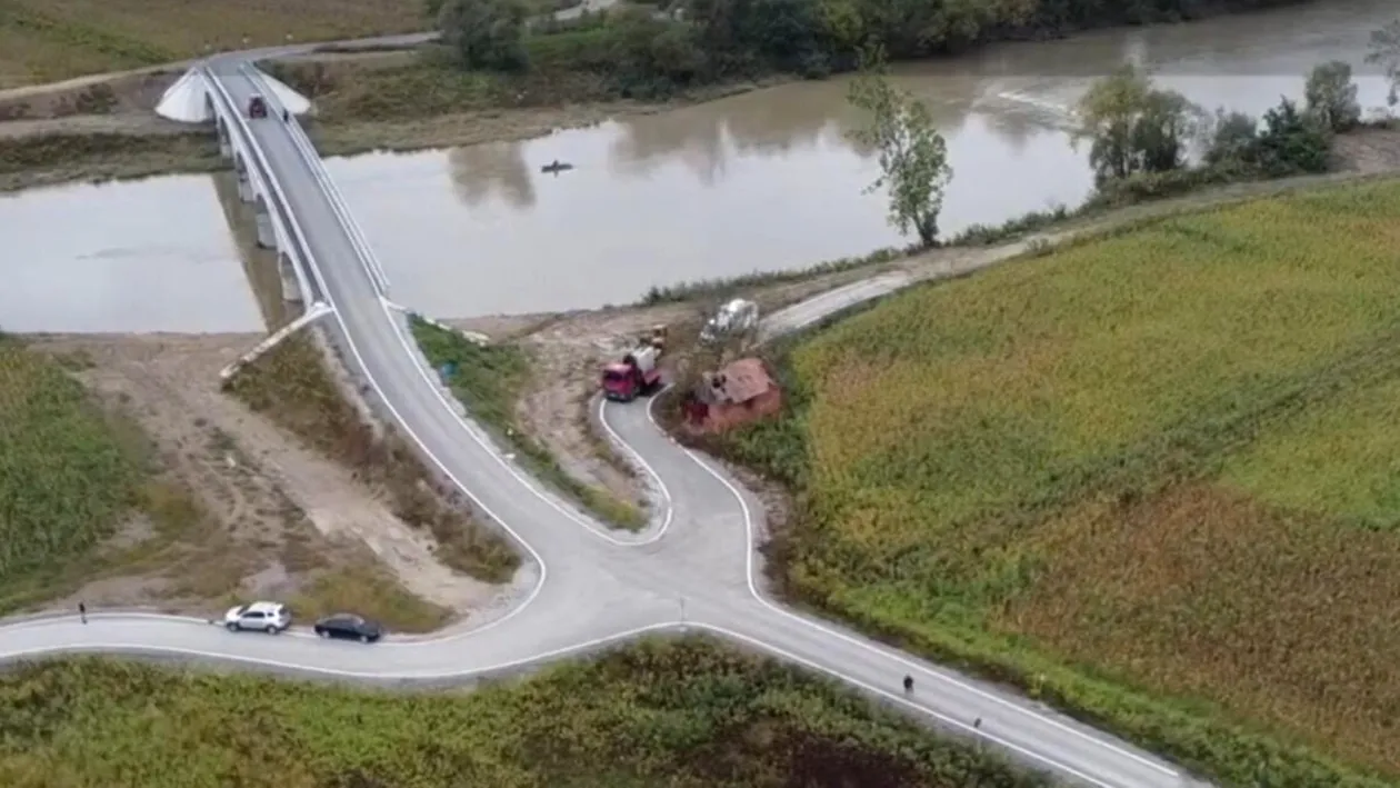 Podul din România care nu duce nicăieri. Se termină pe câmp, în lanul de porumb