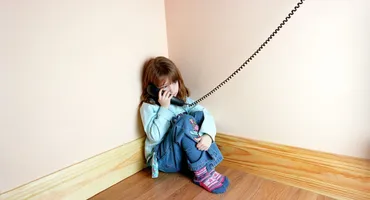 Numărul de telefon la care pot suna elevii HĂRȚUIȚI! Cine le va răspunde