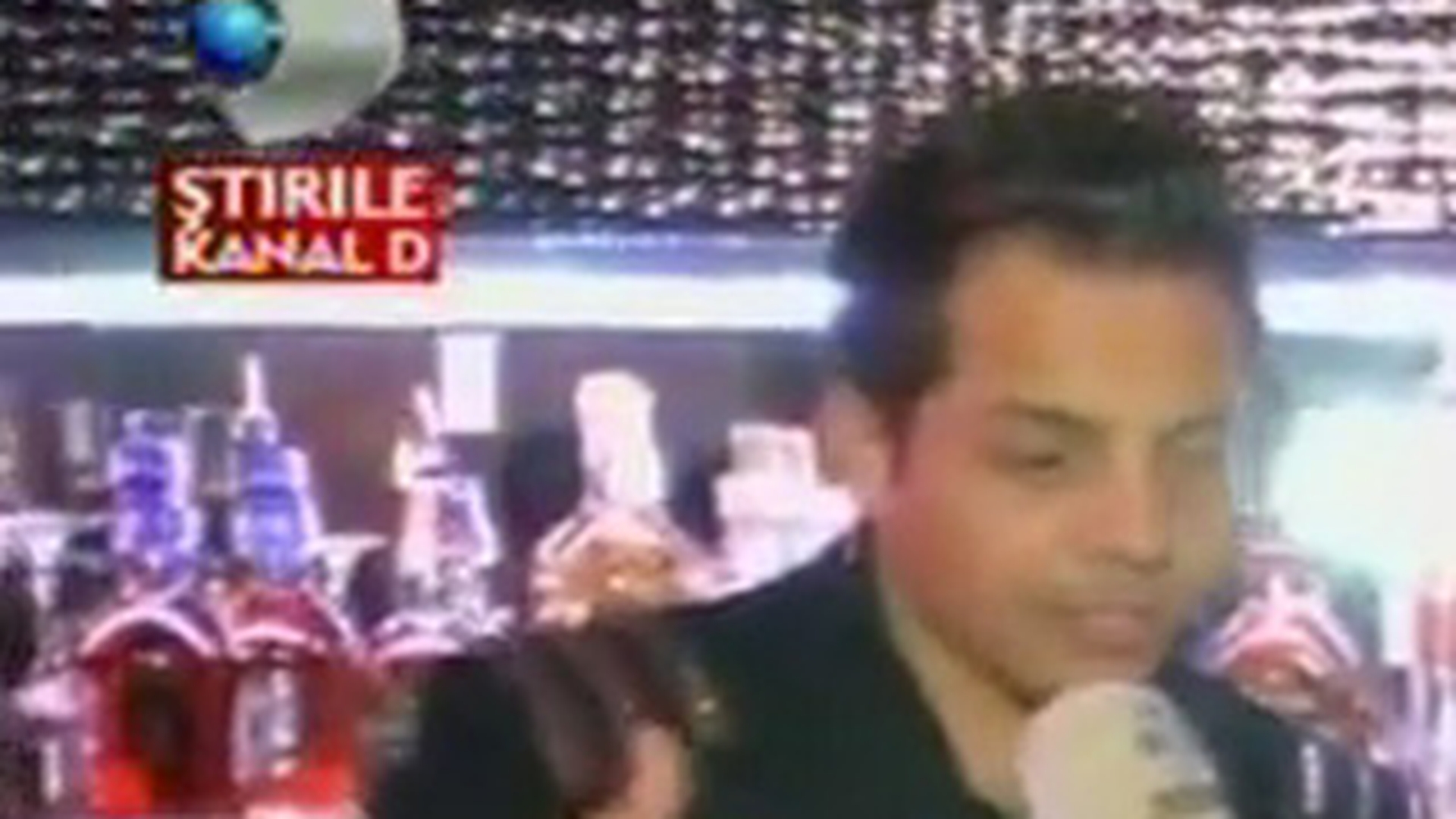 VIDEO Jean de la Craiova se lasa de muzica? Uite-l cum prepara un cocktail ca un veritabil barman! Crezi ca se descurca?