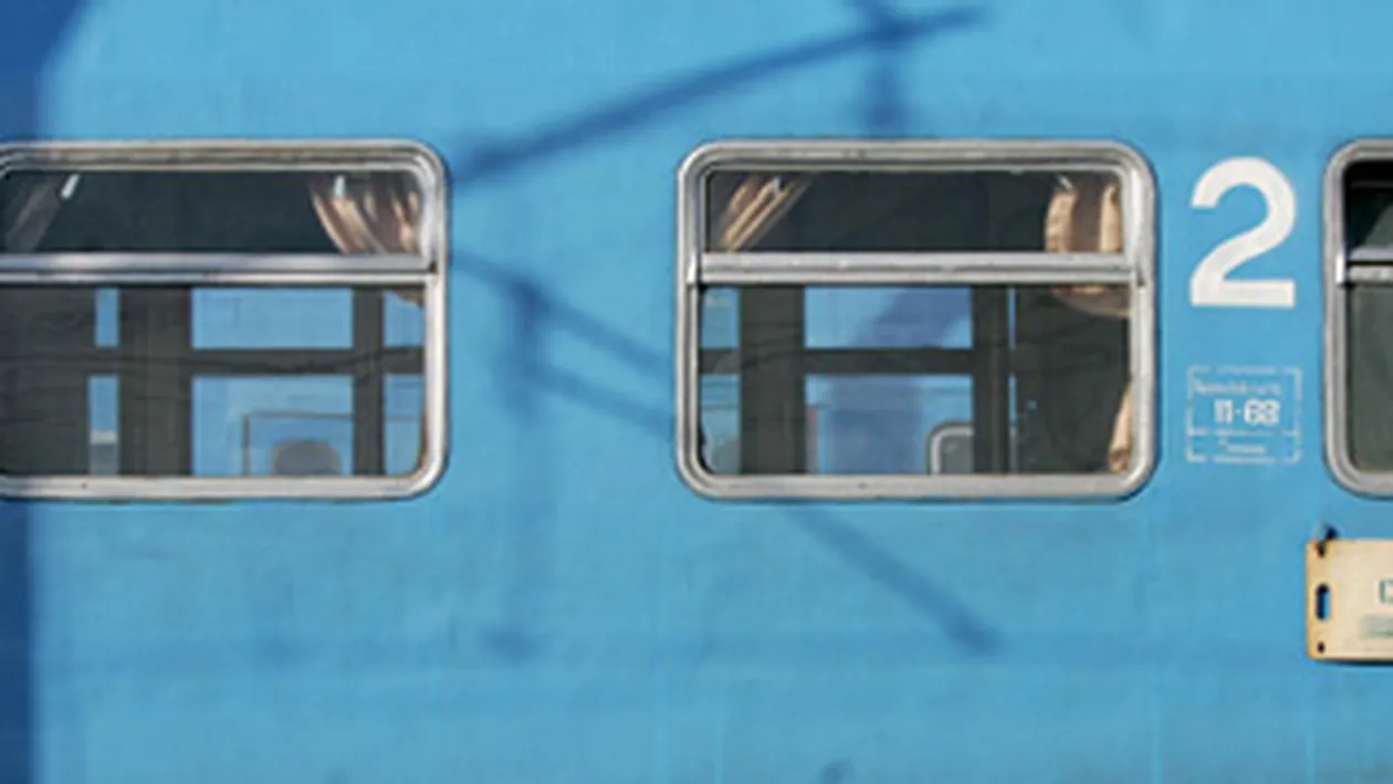 Un barbat de 70de ani a murit, incercand sa coboare dintr-un tren aflat in mers