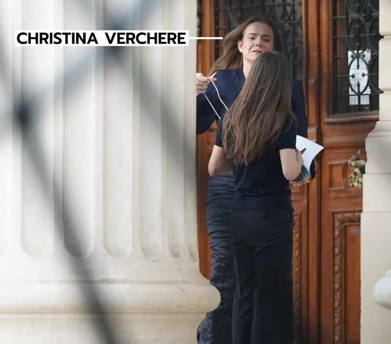 Christina Verchere discută cu prietena ei, în fața Ateneului Român (SURSA FOTO: CANCAN.RO)